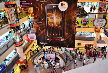 Bên trong khu trung tâm mua sắm nhộn nhịp, sầm uất